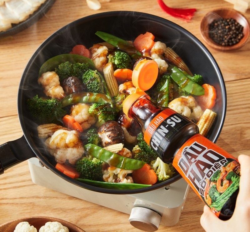 Dầu hào CHIN-SU sò điệp mang đến vị ngọt tự nhiên cho món ăn thêm đậm đà, màu sắc bắt mắt. Dầu hào CHIN-SU sò điệp mang đến vị ngọt tự nhiên cho món ăn thêm đậm đà, màu sắc bắt mắt.