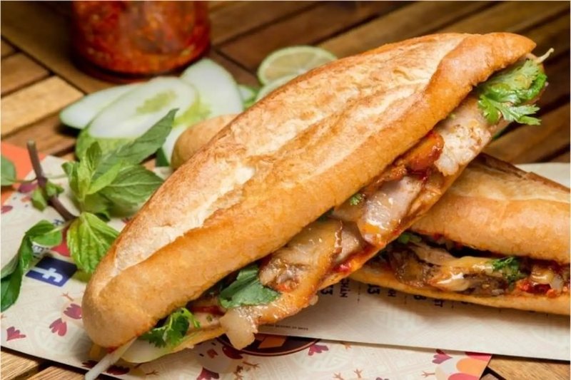 Bánh mì xá xíu truyền thống giòn rụm, nhân thịt xá xíu đậm đà, ngon không thể chối từ. cách làm bánh mì xá xíu truyền thống