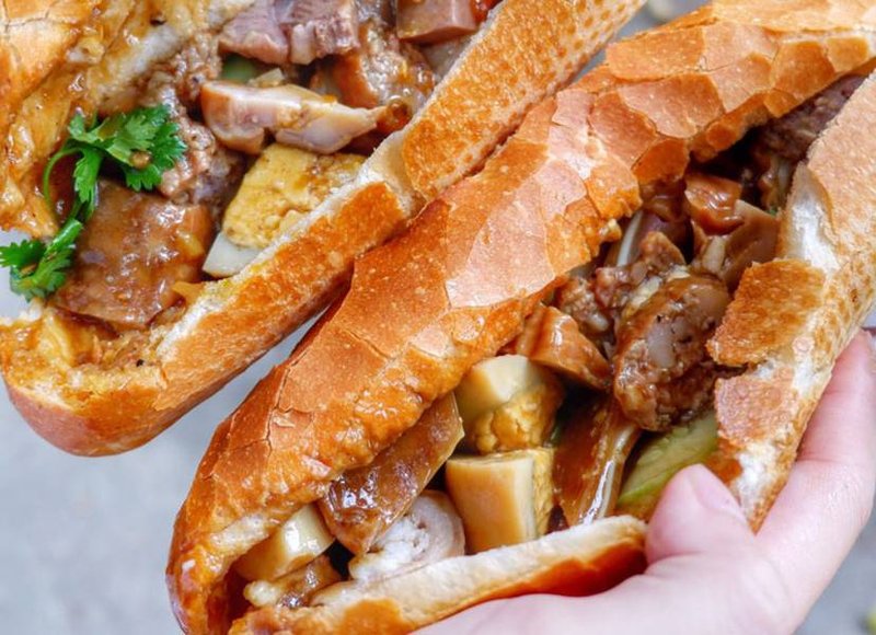 Bánh mì phá lấu xá xíu là biến tấu ‘bùng nổ’ với nước sốt béo ngậy, thơm lừng mùi cốt dừa. cách làm bánh mì phá lấu xá xíu