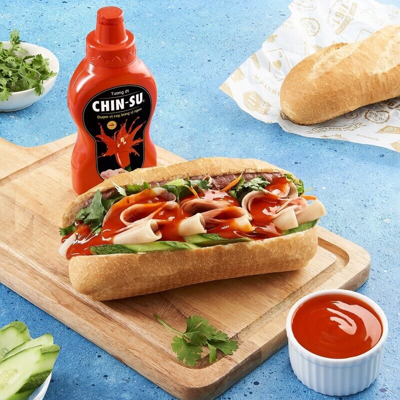 Tương ớt CHIN-SU giúp món ăn bùng vị cay và có màu sắc đẹp mắt. tương ớt CHIN-SU giúp món bánh mì thịt xá xíu ngon miệng và đẹp mắt