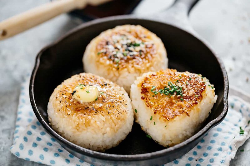 Cách làm cơm cá hồi kiểu Nhật đơn giản 