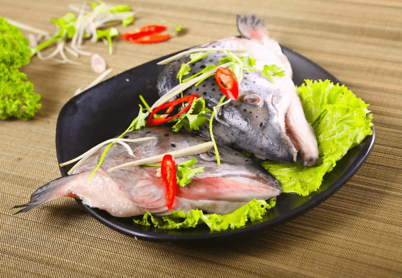 Sơ chế đầu cá hồi nấu canh chua
