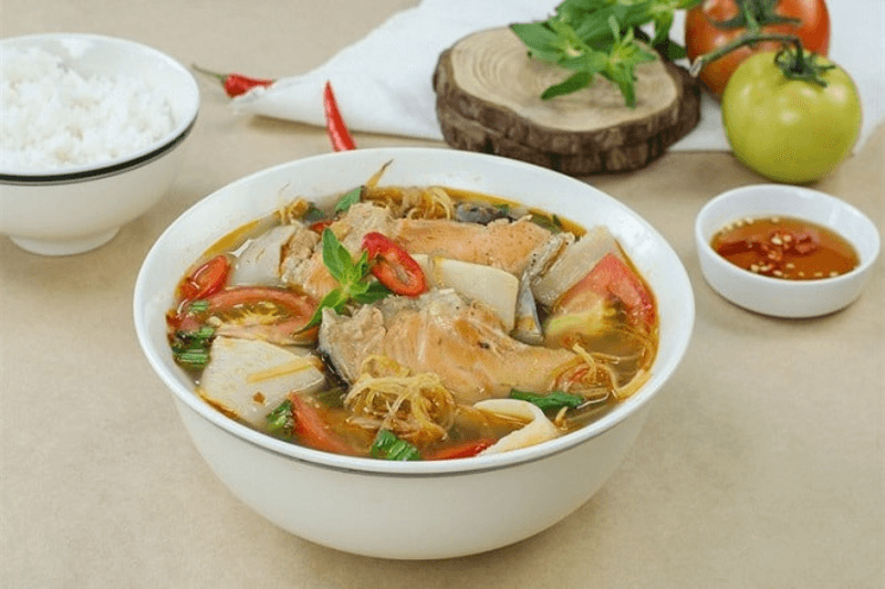 Thưởng thức món đầu cá nấu canh chua