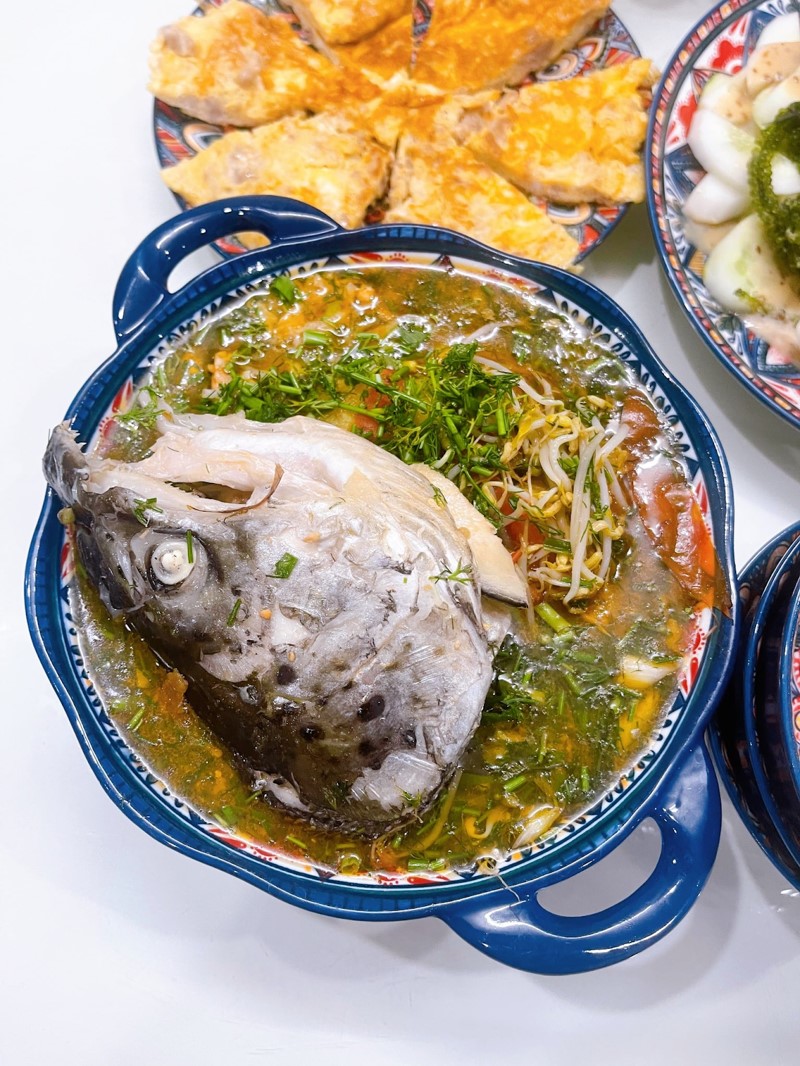 Món đầu cá hồi nấu canh chua