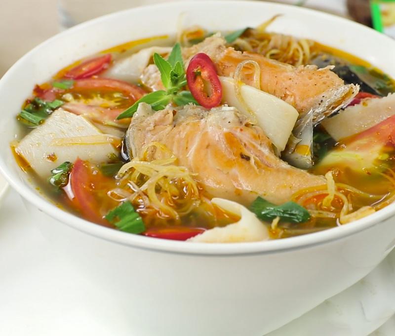 Làm món cá hồi nấu canh chua