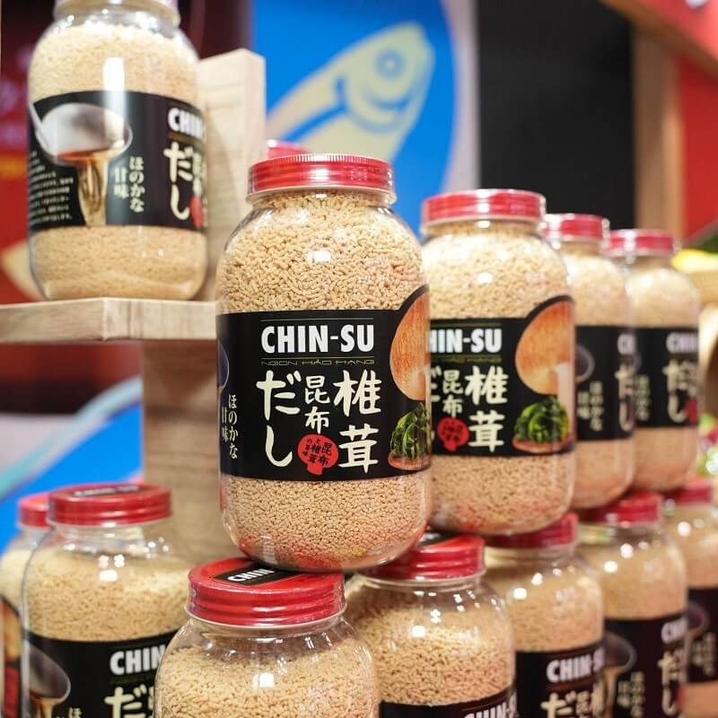 Hạt nêm CHIN-SU Nấm Shiitake & Tảo Kombu với hương vị ngọt thanh, tinh tế tự nhiên, cho món lẩu cá bớp thơm ngon chuẩn vị mà không phải nêm nếm cầu kỳ. chế biến món lẩu cá bớp thơm ngon chuẩn vị hơn với hạt nêm CHIN-SU Nấm Shiitake & Tảo Kombu