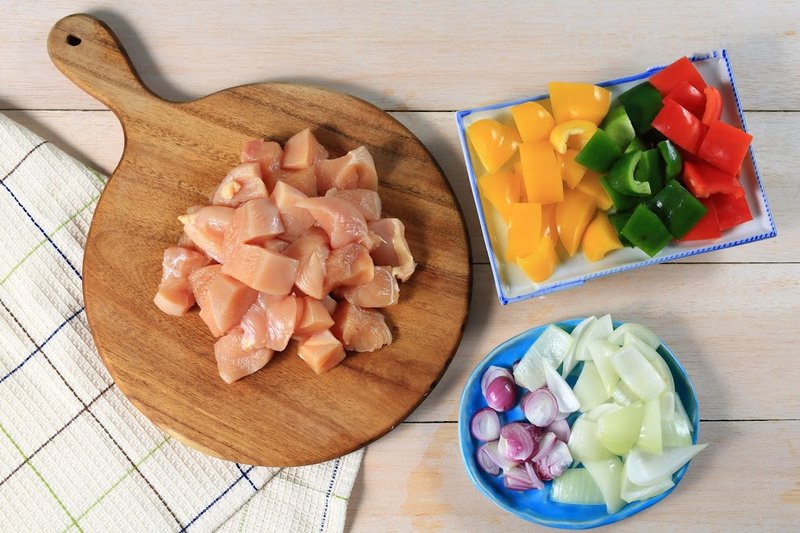 Bạn chuẩn bị đầy đủ các nguyên liệu làm món gà lúc lắc. cách làm ức gà xào lúc lắc