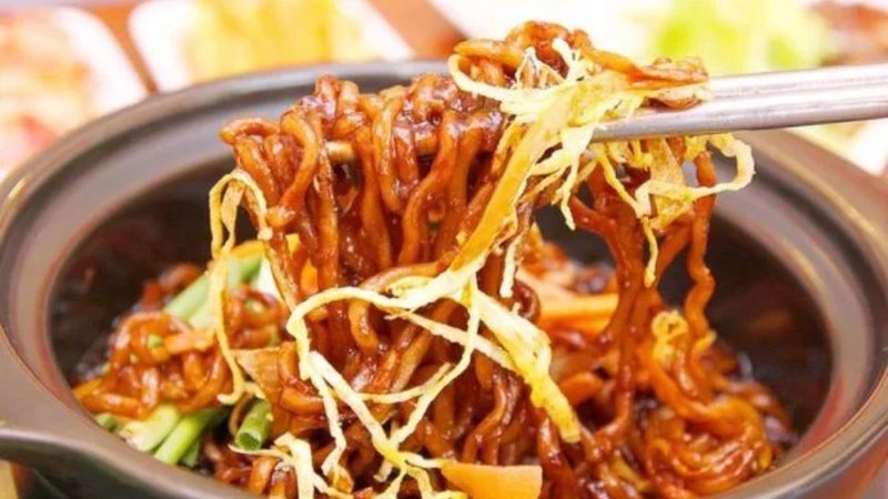 Thử thách độ cay của bạn với mì trộn nước tương cay thần sầu, vị cay tê lan tỏa, đảm bảo ăn xong là ‘tỉnh’ cả người. cách làm mì trộn nước tương siêu cay