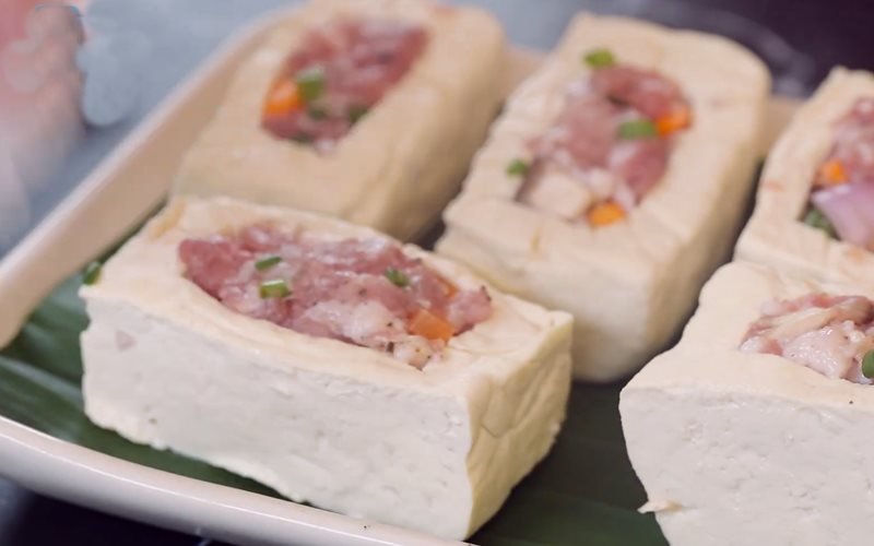 Bạn nhẹ nhàng nhồi thịt vào đường cắt của từng miếng đậu hũ. cách làm đậu hũ nhồi thịt sốt nước tương