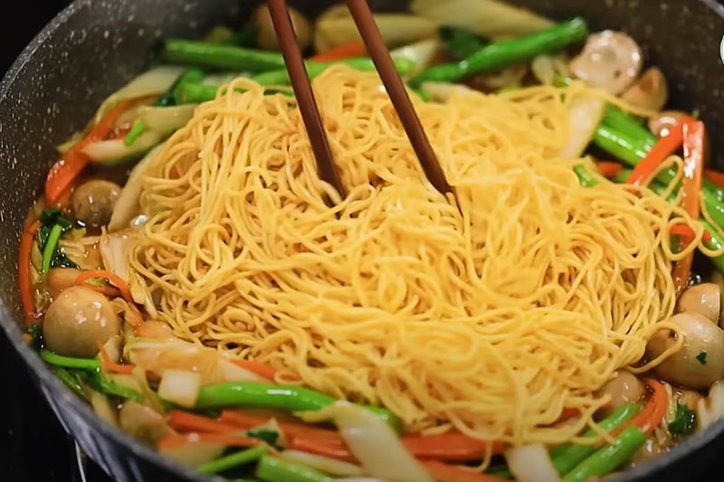 Một đĩa mì xào không chỉ ngon miệng mà còn giàu vitamin và chất xơ. cách làm mì xào nước tương