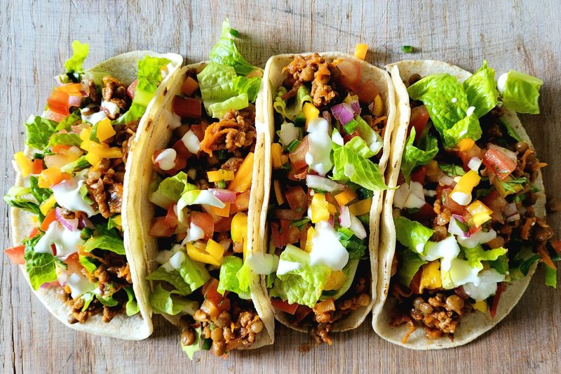 Bánh Tacos Mexico nhân thịt bò với vỏ bánh giòn tan, nhân thịt đậm đà gia vị chắc chắn sẽ khiến bạn thích mê. bánh taco là gì