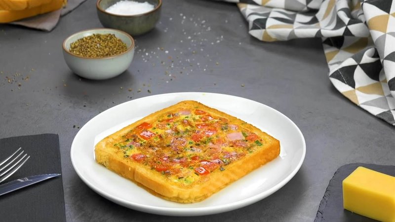 Pizza sandwich nóng hổi với lớp phô mai tan chảy, phần bánh giòn nhẹ và nhân rau củ, thịt nguội thơm béo cực cuốn. làm pizza từ bánh mì sandwich bằng chảo