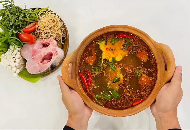Chỉ với gói CHIN-SU Xốt Nhà Hàng Canh Chua đã có ngay nồi lẩu chua ngọt hài hòa, đậm đà, thơm lừng hấp dẫn. lẩu cá hú chua ngọt hấp dẫn