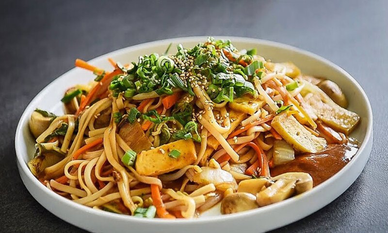 Thử ngay mì trộn xì dầu chay thanh đạm mà vẫn đậm vị, topping nấm đậu đủ đầy rất lành mạnh. cách làm mì trộn xì dầu chay thanh đạm