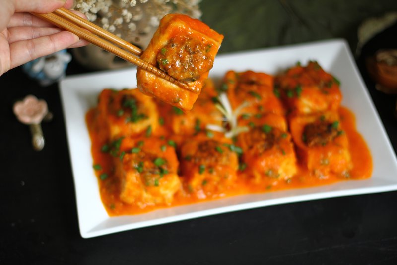 Từng miếng đậu hũ vàng óng, mềm thơm, quyện mình trong nước sốt nước tương mặn ngọt chỉ nhìn thôi đã thấy thèm. cách làm đậu hũ dồn thịt sốt nước tương