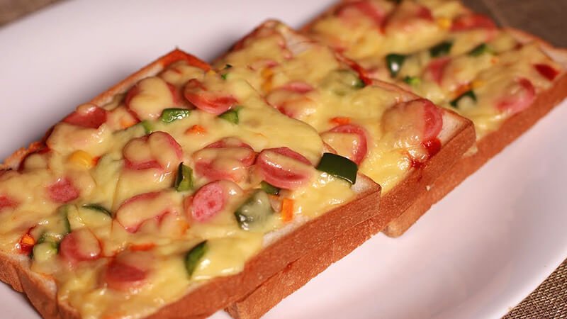 Chiếc pizza bánh mì vàng giòn, phô mai kéo sợi cùng hương thơm quyện của xúc xích, rau củ làm ai cũng mê. làm pizza bằng bánh mì sandwich