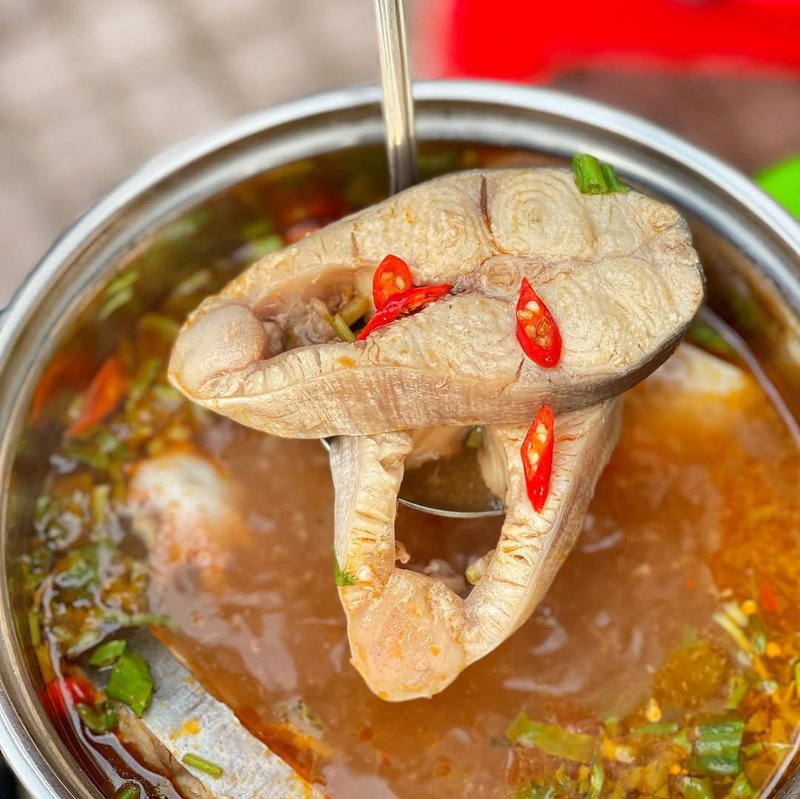 Nước lẩu chua thanh kết hợp với vị cay nồng nhẹ, hòa quyện cùng thịt cá béo ngọt tạo cảm giác ngon miệng khó quên. cách làm lẩu cá hú chua thanh với vị cay nồng nhẹ