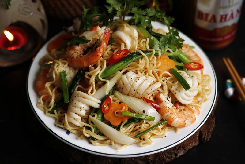 Mì xào với nước tương hải sản là sự kết hợp tinh tế giữa vị ngọt tự nhiên từ tôm mực tươi và nước sốt đậm đà. cách làm mì xào nước tương hải sản
