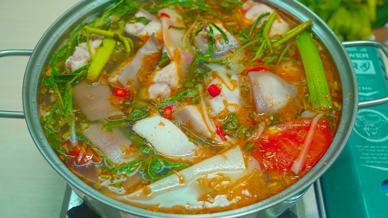 Lẩu cá bớp măng chua kết hợp vị ngọt thanh tự nhiên của cá với chút chua dịu từ măng và cay nồng của ớt, tạo nên hương vị hài hòa đầy hấp dẫn. cách nấu lẩu cá bớp măng chua