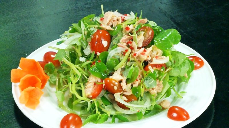 Sự kết hợp giữa rau càng cua thanh mát, cà chua chua nhẹ và cá hộp thơm ngậy vô cùng cân bằng vị giác. rau càng cua trộn cá hộp và cà chua thơm ngậy vô cùng cân bằng vị giác