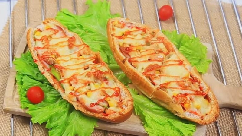Nếu không có bánh mì doner kebab tròn dẹt, bạn có thể tận dụng ổ bánh mì thường để biến tấu thành món pizza hấp dẫn không kém. làm pizza bằng bánh mì