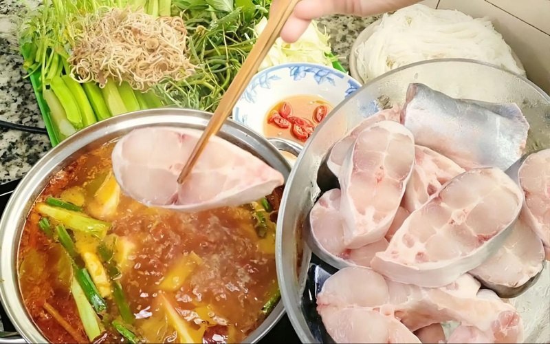 Hương vị chua dịu đặc trưng của mẻ quyện cùng độ béo của cá, mang đến trải nghiệm lạ miệng độc đáo. Lẩu cá hú nấu mẻ có hương vị chua dịu đặc trưng từ mẻ