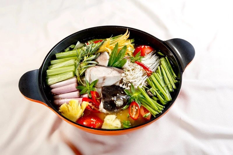 Nước dùng chua cay đậm đà, quyện vị ngọt của cá bớp tươi, mang đến trải nghiệm ẩm thực đậm chất Thái. cách nấu lẩu Thái cá bớp