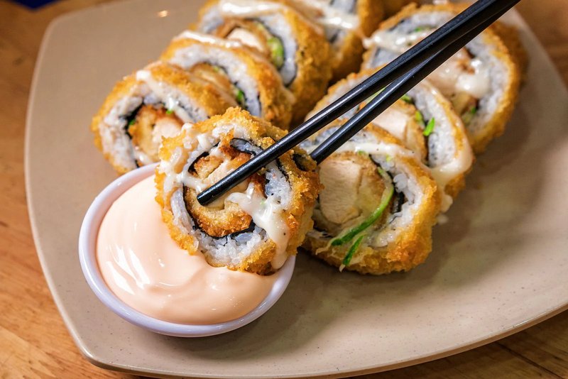 Lớp rong biển bên ngoài giòn rụm, nhân cơm trộn mè và thịt tỏa hương thơm lừng, kết hợp cùng xốt mayonnaise béo thơm hấp dẫn khó cưỡng. Cách làm cơm cuộn rong biển chiên xù