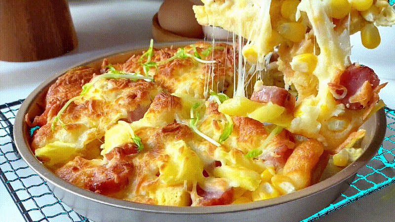 Bánh mì cũ được “hô biến” thành món pizza thơm béo, topping phong phú ngon miệng không kém ngoài hàng. làm pizza từ bánh mì cũ