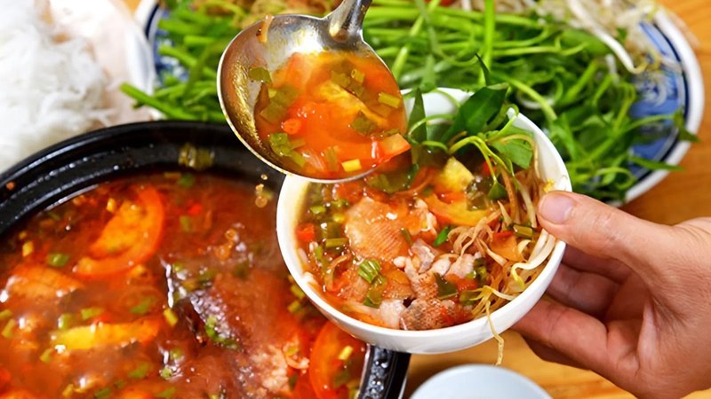 Cách làm lẩu cá mú lá giang mang đến vị chua thanh đặc trưng cùng với độ ngọt béo của cá mú tươi hấp dẫn. Cách làm lẩu cá mú lá giang mang đến vị chua thanh đặc trưng cùng với độ ngọt béo của cá mú tươi hấp dẫn.