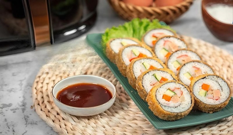 Công thức cơm cuộn chiên chay này vẫn giữ trọn hương vị thơm ngon chuẩn vị, làm ai thưởng thức cũng mê. cơm cuộn rong biển chiên giòn chay vẫn giữ trọn hương vị thơm ngon