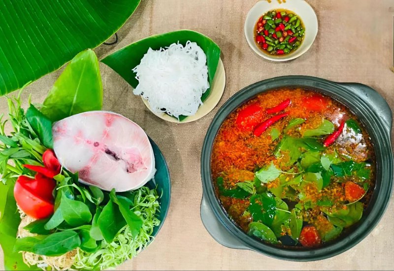 Vị chua thanh đặc trưng của lá giang hòa cùng vị ngọt béo của cá bớp, tạo nên món lẩu nhẹ nhàng mà cuốn hút. cách nấu lẩu cá bớp lá giang chua thanh