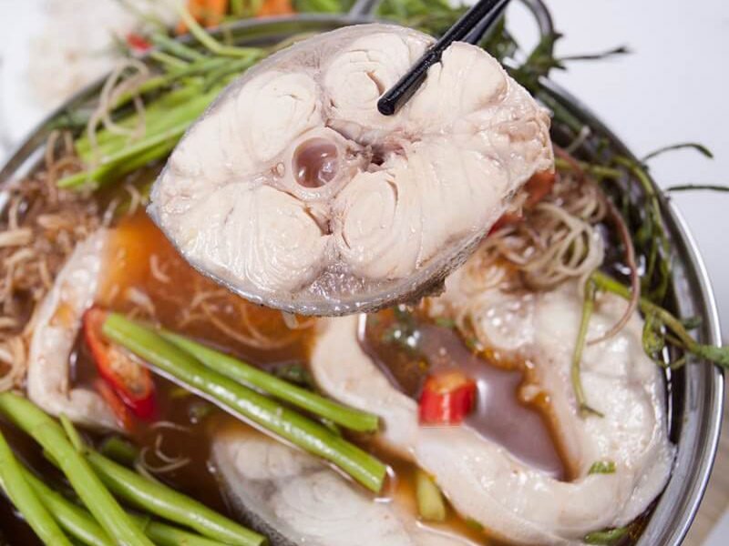 Hương vị chua dịu từ mẻ lên men tự nhiên thấm vào từng thớ cá bớp, mang đến nồi lẩu đậm đà và lạ miệng. cách làm cá bớp nấu mẻ