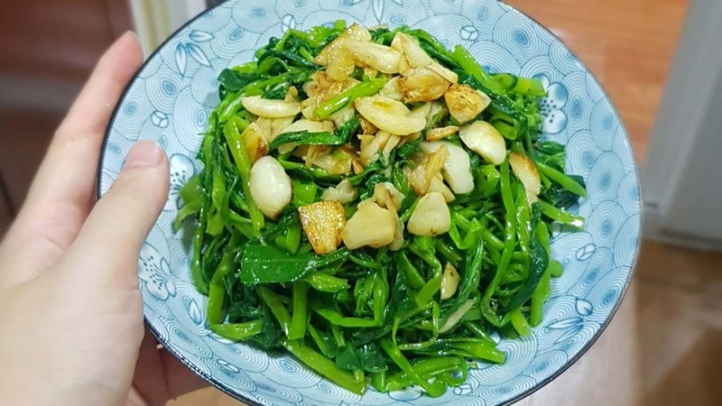 Với cách làm rau muống xào tỏi đơn giản trên đây, bạn có thể chiêu đãi gia đình món rau muống xào tỏi quen thuộc mà cực kì đưa cơm. cách xào rau muống với tỏi