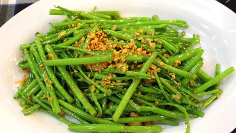 Dĩa rau muống xào tỏi giòn xanh bắt mắt sẽ chinh phục vị giác của bất kỳ ai. cách xào rau muống ngon