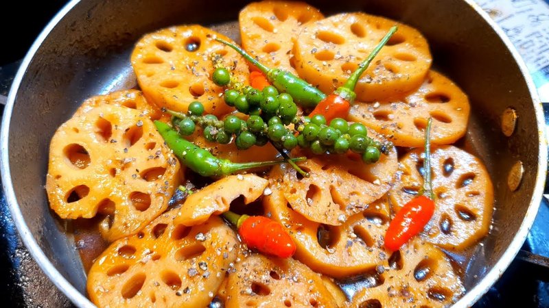 Củ sen kho tiêu có sắc nâu óng ánh bắt mắt cùng vị mặn ngọt đậm đà. cách làm củ sen kho tiêu