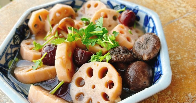 Củ sen kho với nấm hương, mật mía là món chay thanh đạm, hợp khẩu vị của tất cả mọi người. củ sen kho nấm hương