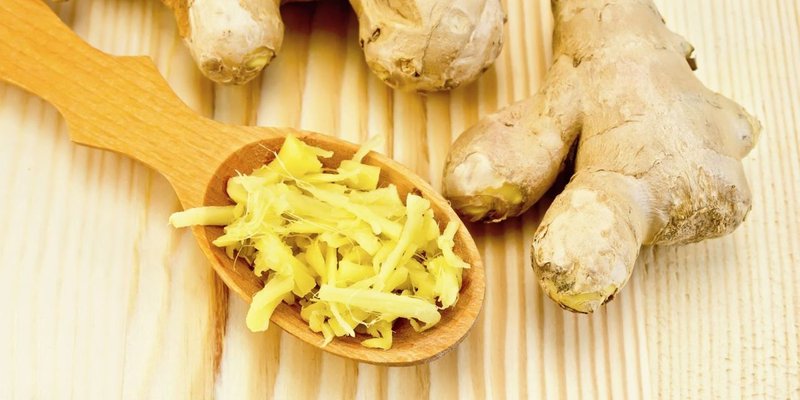 Bạn nên thái sợi nhỏ gừng để ngấm vị và dễ thưởng thức. củ sen kho gừng
