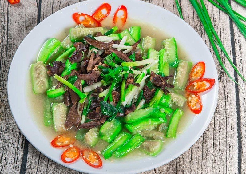 Mướp xào lòng vừa bổ dưỡng, vừa dễ chế biến và dễ ăn. làm mướp xào lòng gà