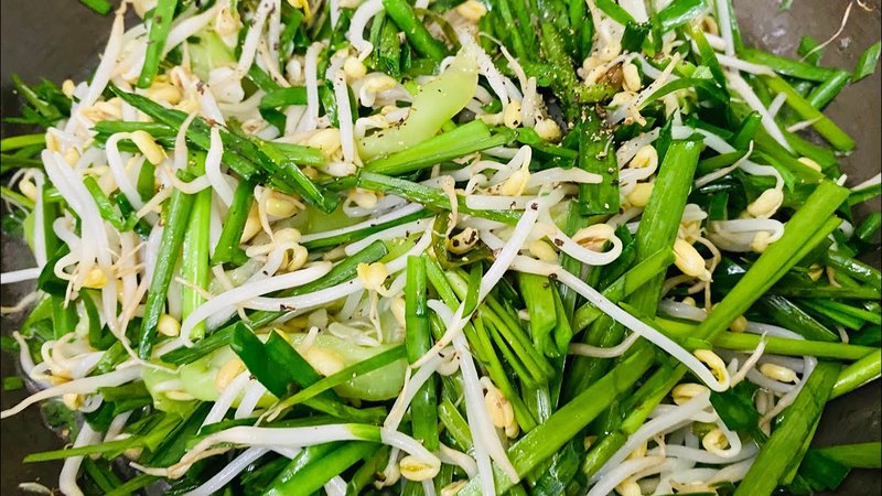 Xào mướp với giá đỗ và hẹ giúp tăng vị ngọt thanh dễ chịu, chống ngán hiệu quả. cách làm mướp xào giá hẹ