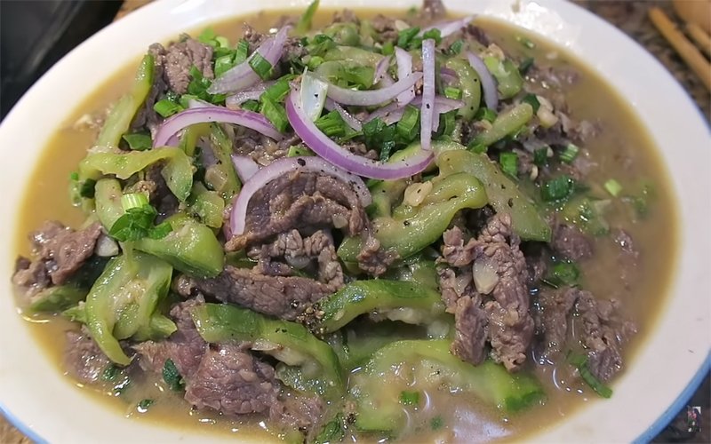 Bạn tránh xào mướp và bò quá lâu vì dễ ra nước nhiều, bị dai ảnh hưởng đến độ ngon món ăn. hướng dẫn nấu mướp xào bò