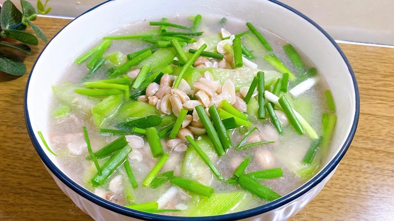 Mướp xào lạc là món ăn dân dã, thanh mát rất đáng thử. mướp xào lạc (đậu phộng) dân dã