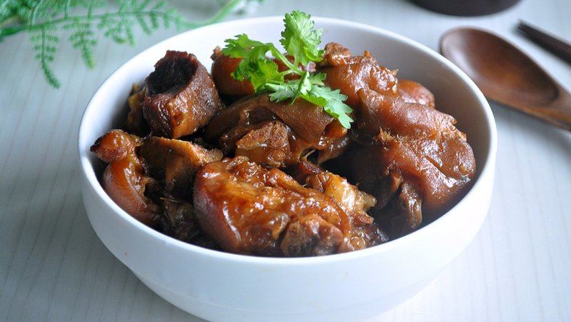 chân giò hấp xì dầu