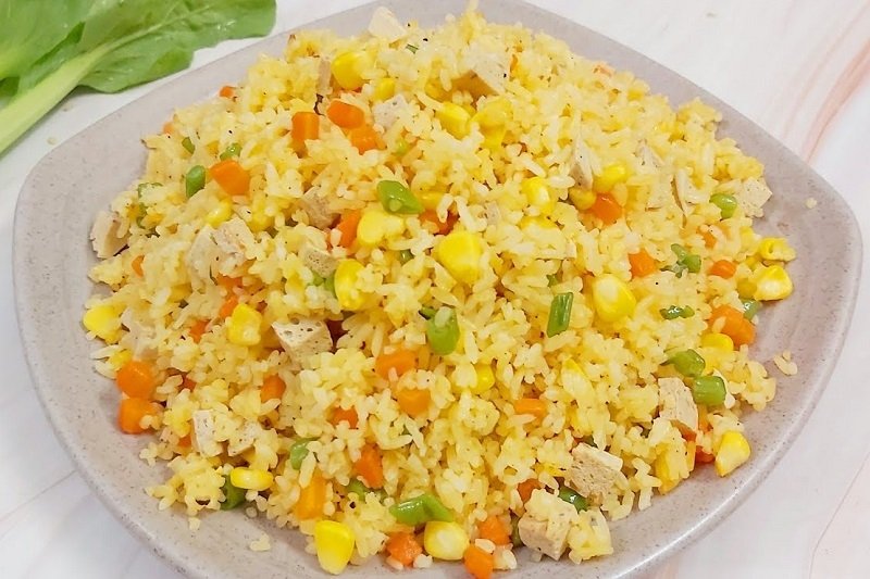 Công thức cơm chiên dương châu chay như là ‘bản giao hưởng’ rực rỡ, mang đến hương vị thanh đạm mà vẫn đậm đà khó quên. cách làm cơm chiên dương châu