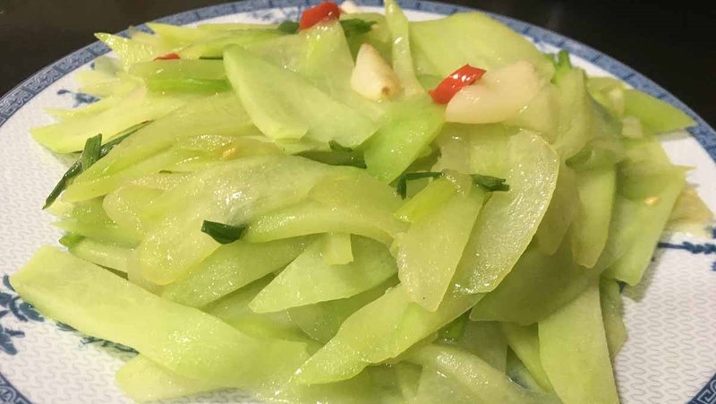 Bạn chỉ mất vài phút làm su su xào tỏi và cả nhà có món ngon nhẹ bụng, thơm ngon. cách xào su su