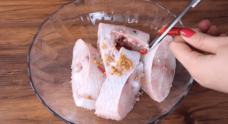 Ướp cá diêu hồng nấu lẩu