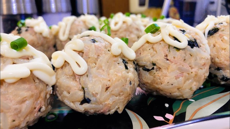 Chiếc cơm nắm cá ngừ thơm ngon khi ăn cùng xốt mayonnaise béo ngậy, tạo nên hương vị đậm đà khó cưỡng. cách làm cơm nắm trộn rong biển