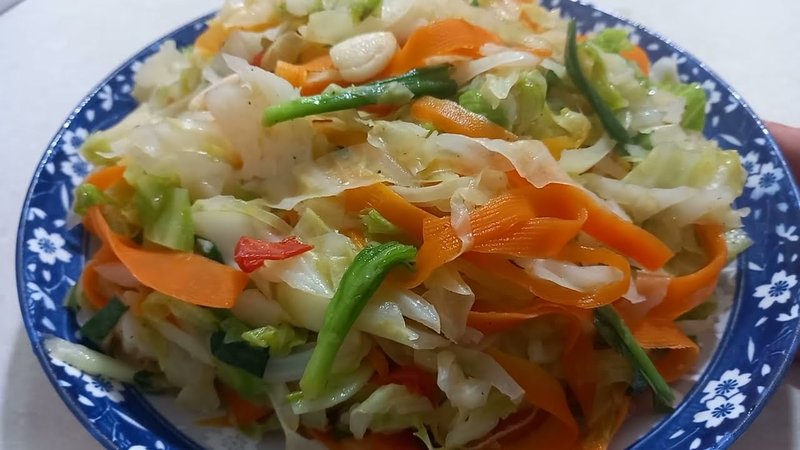 Bắp cải xào cà rốt là món ăn dân dã nhưng đủ sức chinh phục vị giác của bất kỳ ai. cách làm bắp cải xào cà rốt