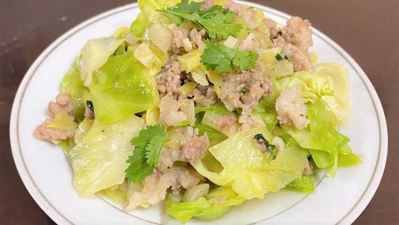 Món bắp cải xào với thịt băm không chỉ thơm ngón mà còn bổ sung nhiều dưỡng chất cho gia đình. xào rau bắp cải thịt băm