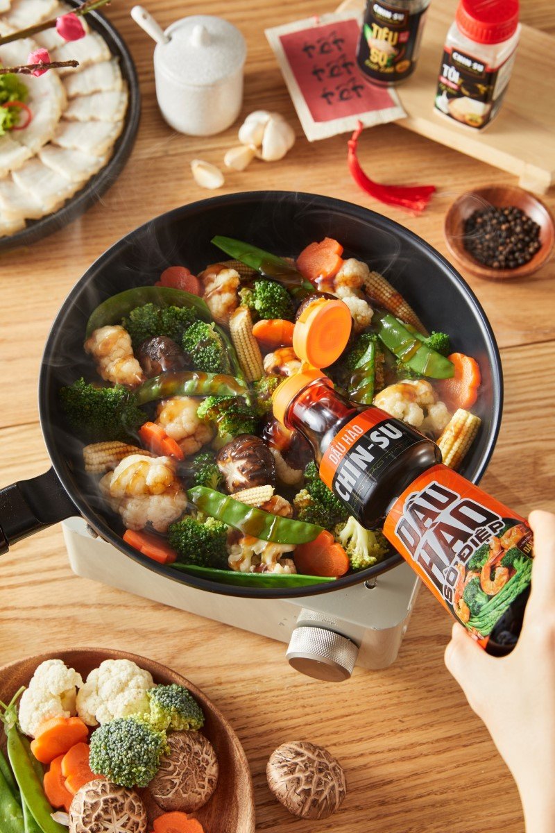 Có dầu hào CHIN-SU sò điệp trong gian bếp, mọi bữa ăn càng thêm ngon miệng, hấp dẫn. Có dầu hào CHIN-SU sò điệp trong gian bếp, mọi bữa ăn càng thêm ngon miệng, hấp dẫn.